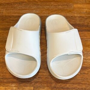 OOFOS White Adjustable Slide Sandals with Hook-and-Loop Strap